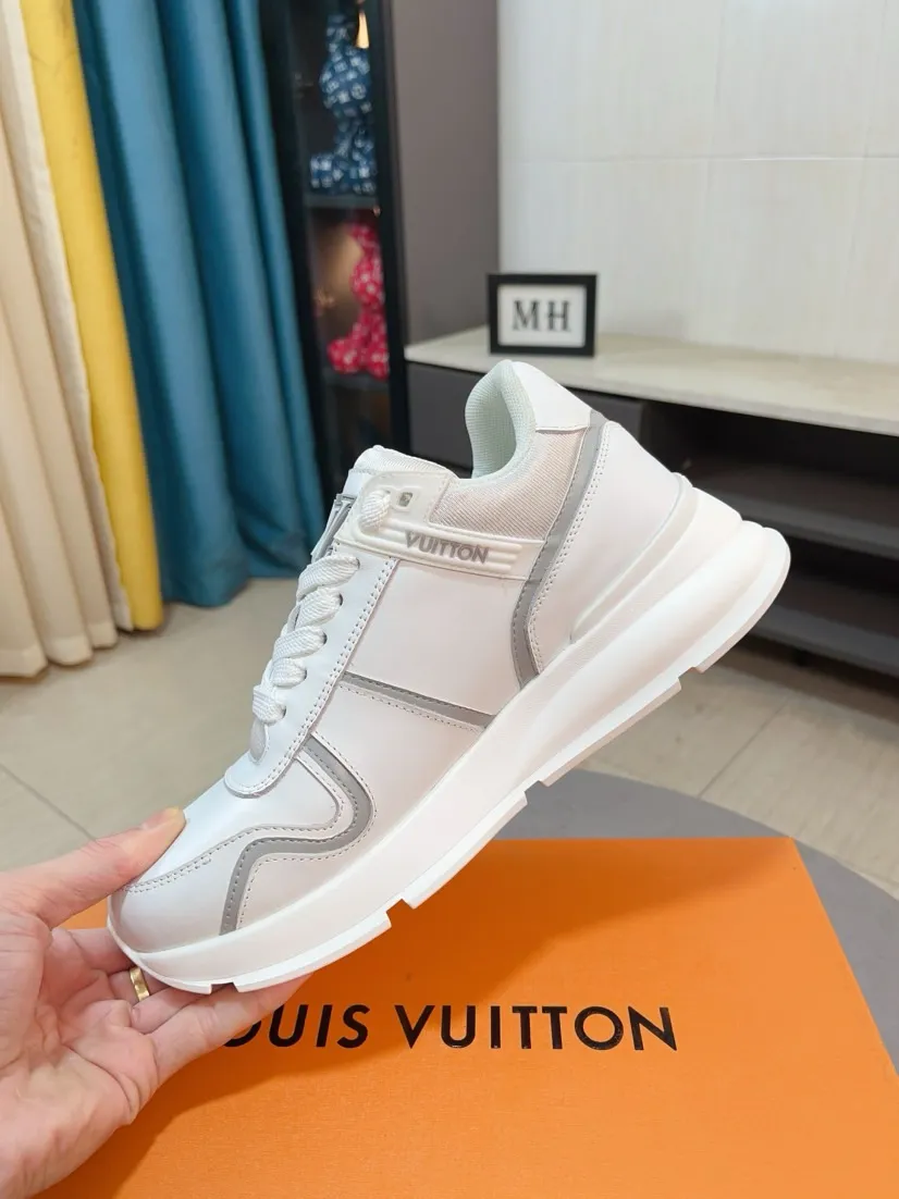 Men's shoes 💰600🌸🌸 LV style is novel and fashionable, the upper is made of imported cowhide + LV special materials! Super trendy design! It’s eye-catching! The leather is soft, delicate, shiny and translucent, showing the ultimate in pure handcraftsmanship, and the mesh is soft, comfortable and breathable! Size: 39-44 (38 45 customized)